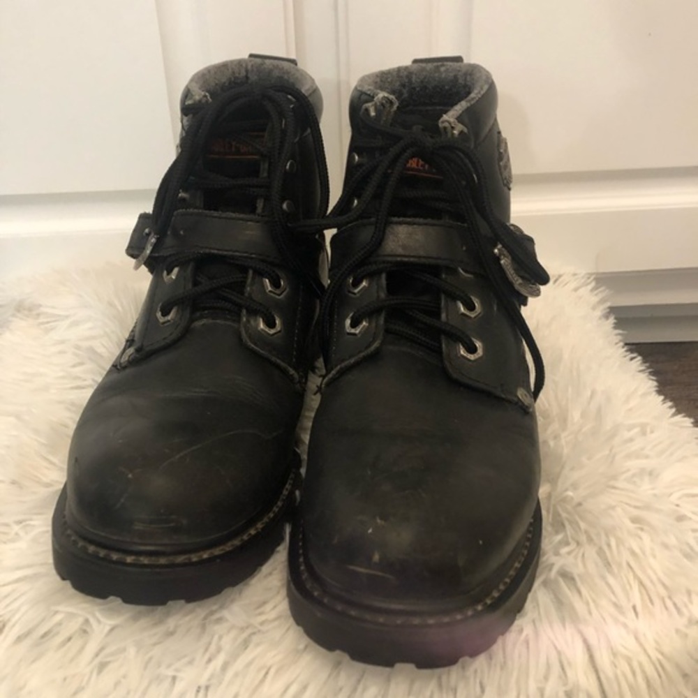 Harley Davidson boots womenswear’s size 8.  Great for motorcycle rides.  GUC